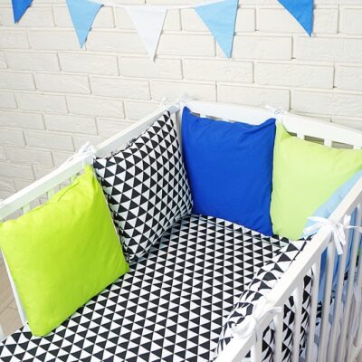 Baby Nellys Vankúšikový mantinel s obliečkami - trojúholníky, čierna/modrá/zelená