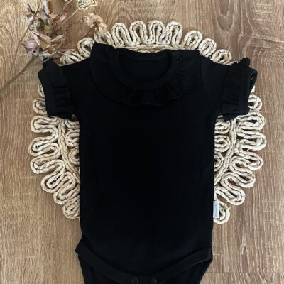 Detské body, kr. rukáv Mamatti, zap. pri krku, Baby Mouse - čierne s volánikmi, veľ. 98