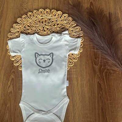 Dojčenské body, kr. rukáv Mamatti, zap. pri krku, Puntík - biele s potlačou, veľ. 80