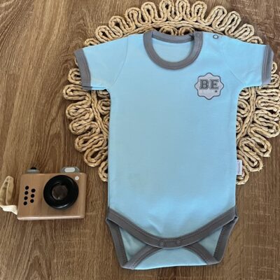 Dojčenské body, kr. rukáv Mamatti, zap. u krku, Dino park - modré, veľ. 74