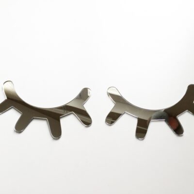 Metoo: Zrkadlové spiace očká na stenu