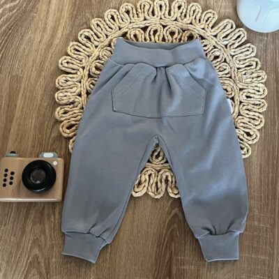 Tepláky s vreckami, bavlna Mamatti, Dino park - šedé